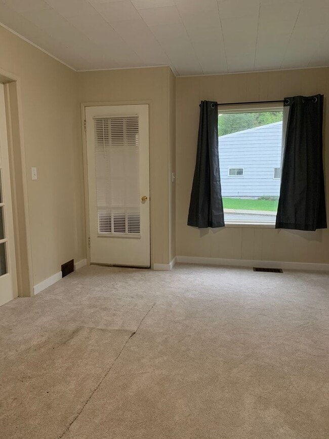 Building Photo - 2 bedroom 1 bath house located in Mullan, ...