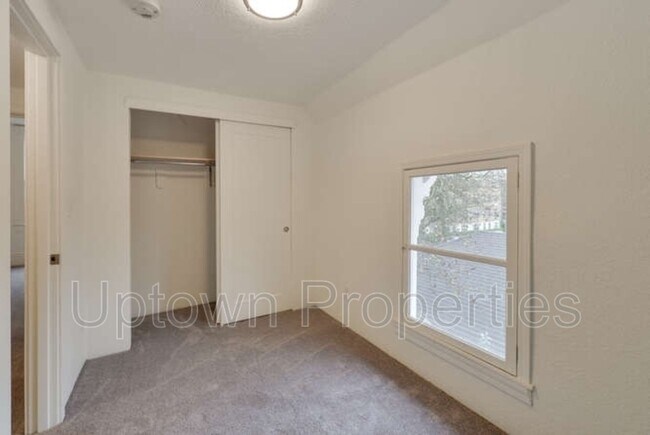Building Photo - 624 NW 22nd Ave