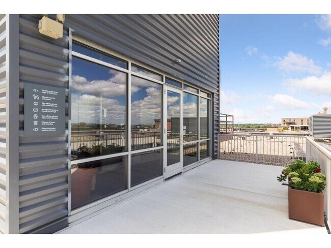 Building Photo - 700 N Washington Ave