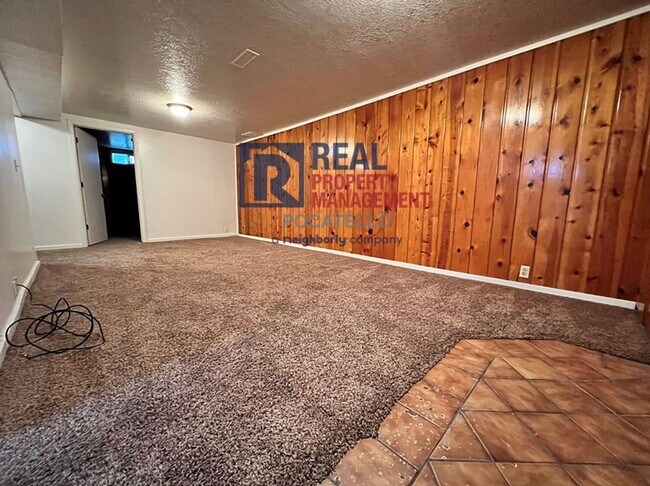 Building Photo - 4 bedroom 2 bath - 1 Car Detached Garage - Small dog negotiable