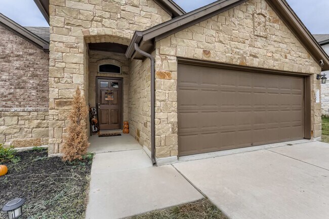 Building Photo - Charming 4BR/2BA One-Level Home with Moder...