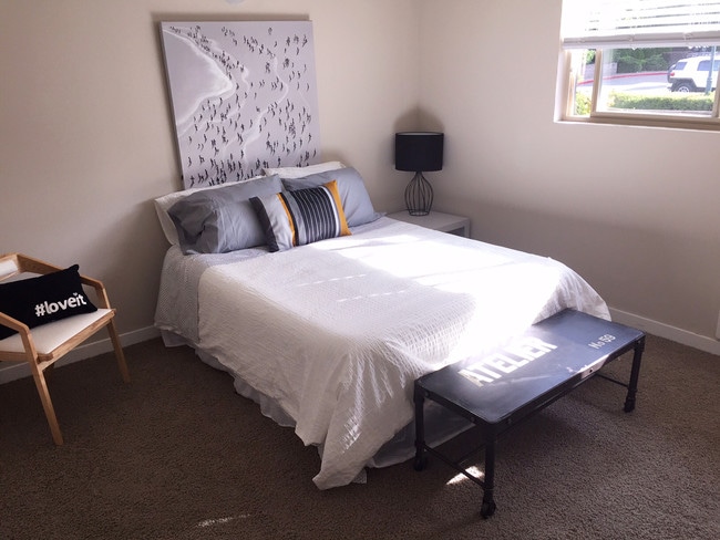 Building Photo - Midlake Apartments
