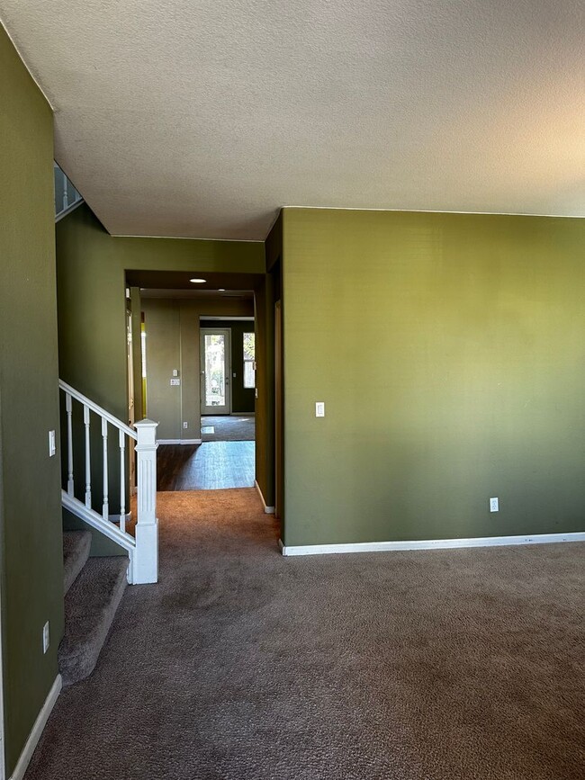 Building Photo - $1497.50 off first full months rent