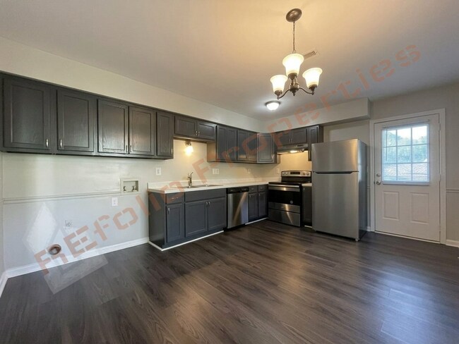Building Photo - 601 Larchwood Dr