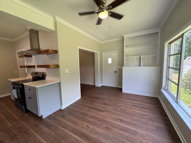 Building Photo - Renovated 3/2.5 House with bonus room in South Rome- $1,795