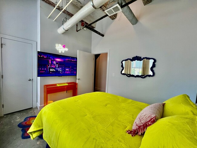 Building Photo - Swanky, Funky, Groovy, loft space Cincinna...