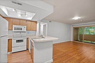 Building Photo - 989 Creekhill Ln