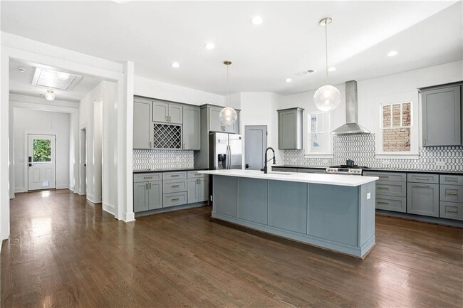 Building Photo - 1025 Oak St SW