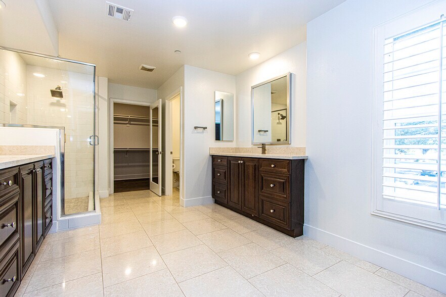 Building Photo - 2400 Torrey Pines Rd