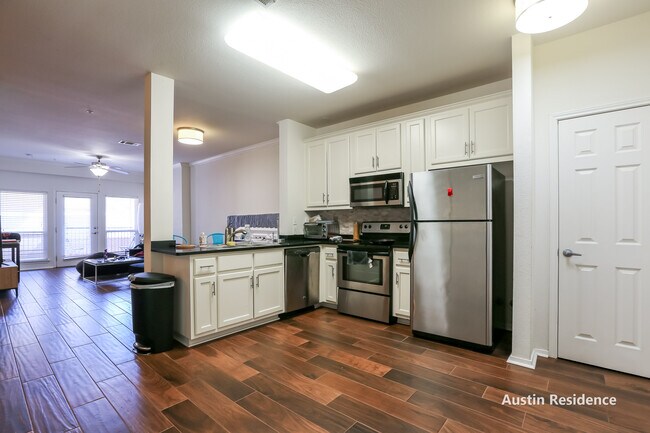 Building Photo - 910 W 25th St