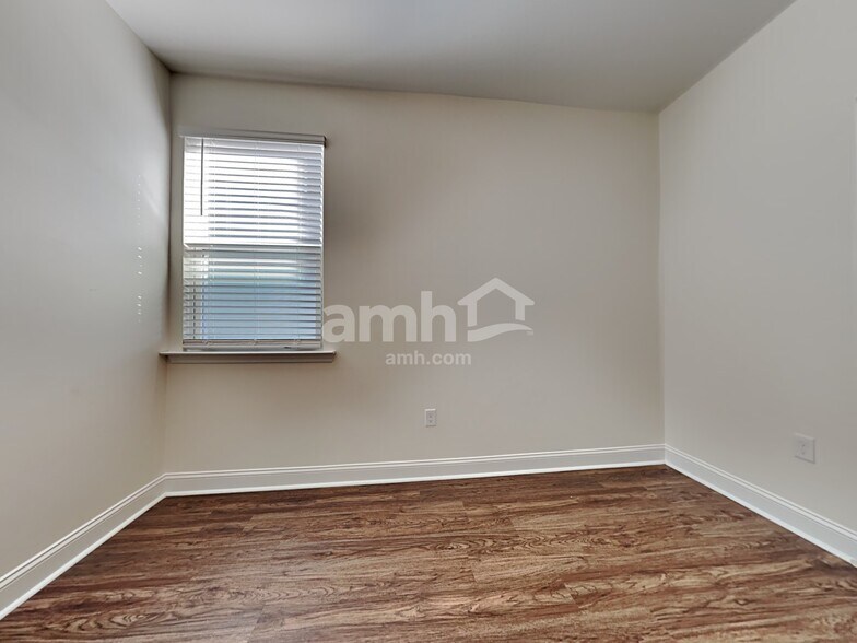 Building Photo - 118 Thatchet Dr