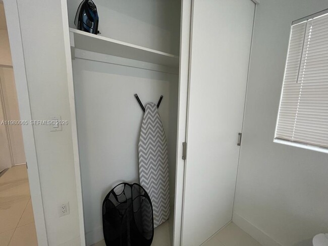 Building Photo - 302 NW 11th Ct