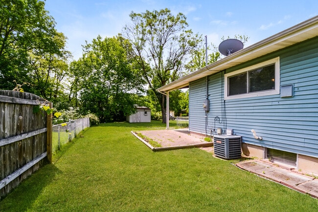 Building Photo - 455 Moule Dr