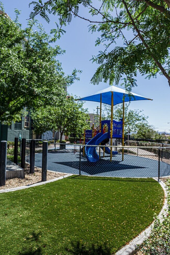 Building Photo - Top Floor 2 Bedroom Condo Located in Manhattan