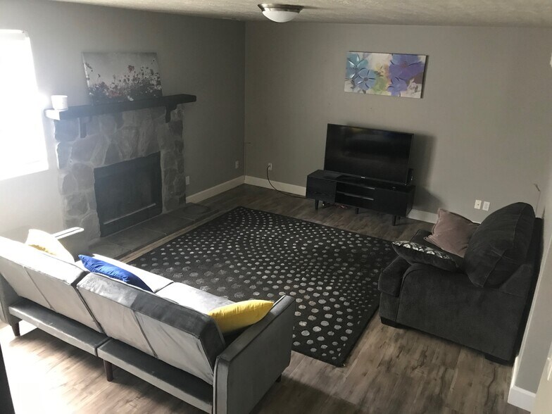 Building Photo - 8379 Sycamore Tree Cove