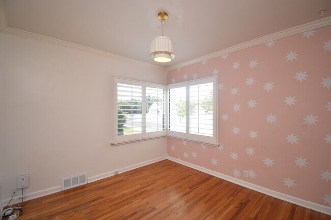 Building Photo - Unique 6 Bedroom Home in Midvale!