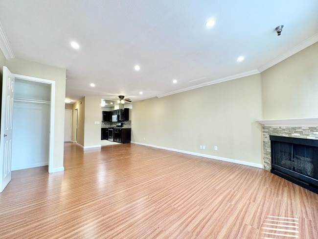 Building Photo - 14542 Burbank Blvd