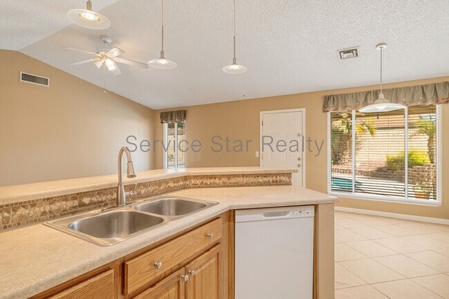 Building Photo - 10415 N 63rd Dr