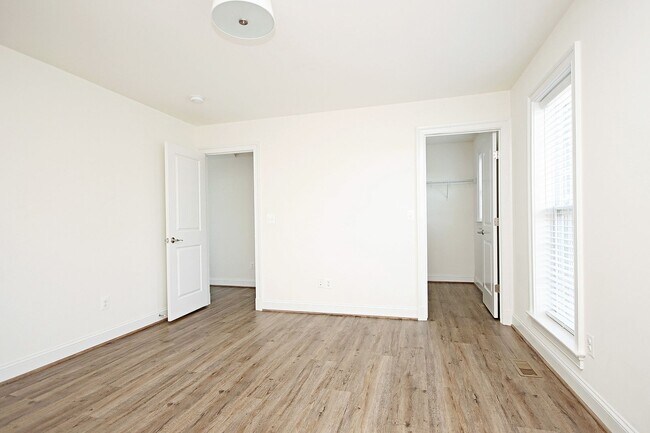 Building Photo - Light-Filled, Dog-Friendly Old Trail Townhome