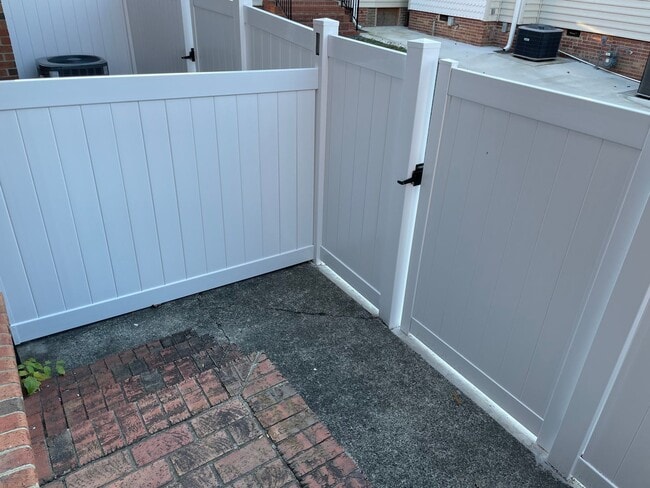 Building Photo - 2 BED, 1.5 BATH TWO STORY TOWNHOME!