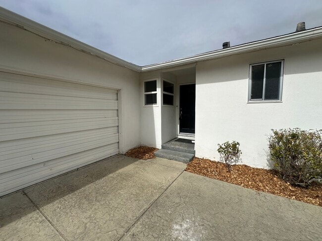 Building Photo - 3 Bedroom 2 Bathroom Home with Pool