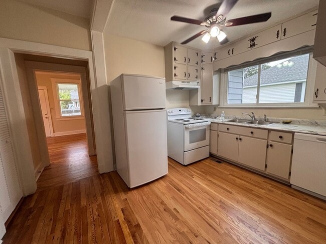Building Photo - 2 Bedrooms- 1 Bathroom- House in Rockmart!