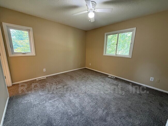 Building Photo - 555 Lake Cove Ct
