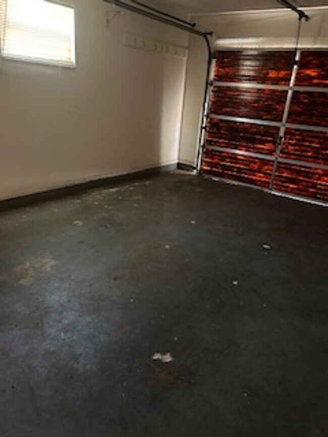 Building Photo - 2 bedroom / 2 bath available now!
