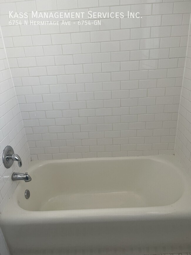 Building Photo - 6754 N Hermitage Ave