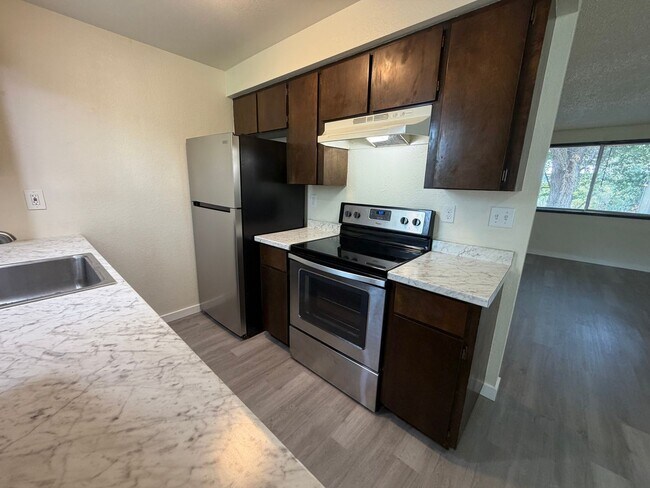 Building Photo - Ground-Level 1 Bedroom with In-Unit Laundry & A/C in Spokane!