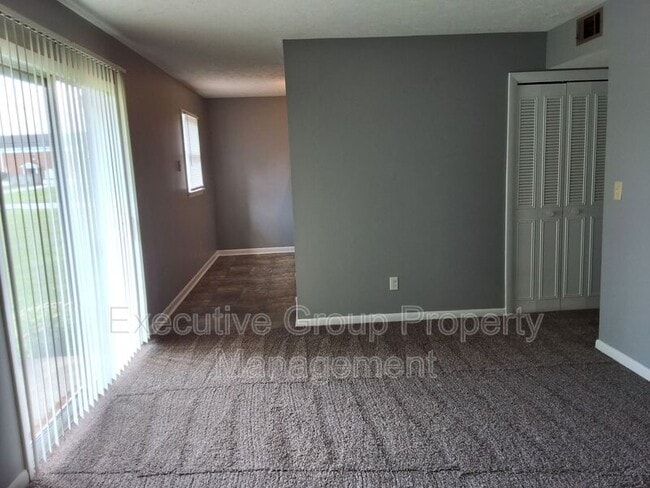 Building Photo - 253 University Dr