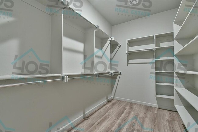 Building Photo - 4 Bedroom Rental w/2 car garage