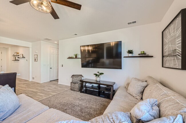 Building Photo - Modern Comfort in Castle Rock: 2-Bed, 2-Bath Home!!