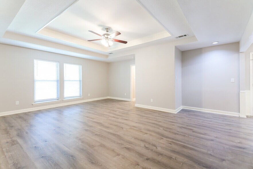 Building Photo - 405 W Marble St