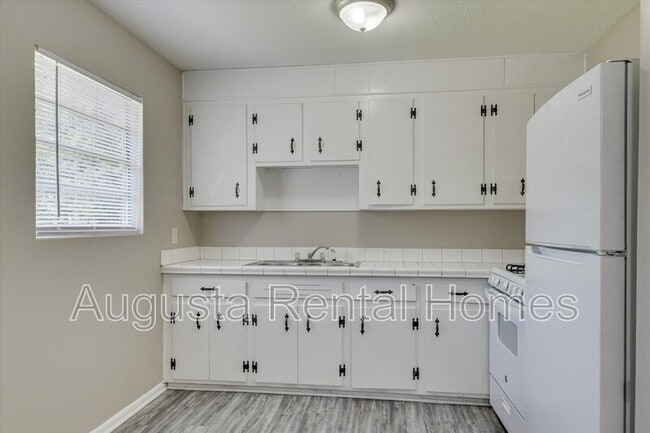 Building Photo - 320a Verdery Dr