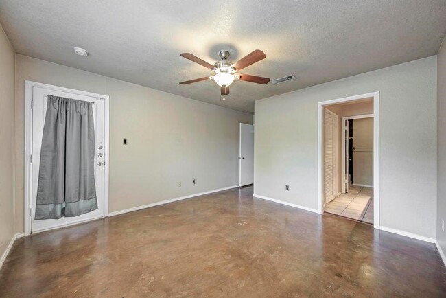 Building Photo - 7211 Lakewood Dr