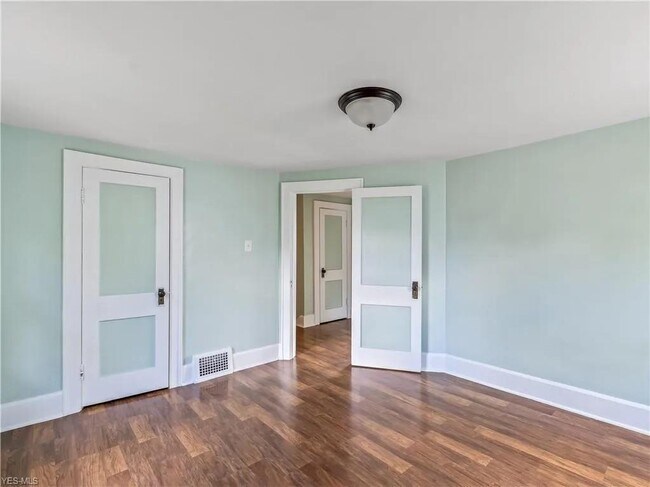 Building Photo - 47 E Mapledale Ave