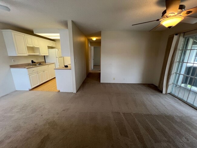Building Photo - Very nice 2 bedroom, 1 bath unit with 2 pa...