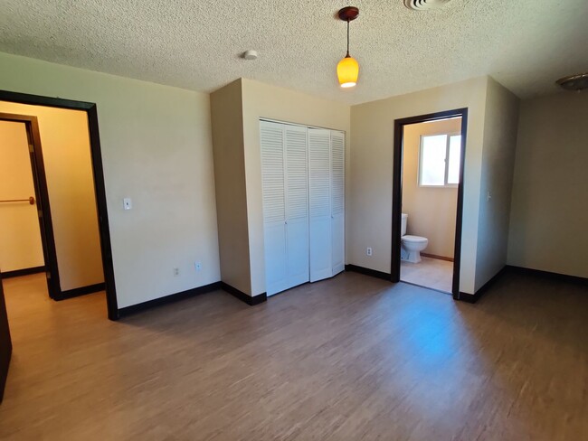 Building Photo - Central Kennewick Duplex for Rent