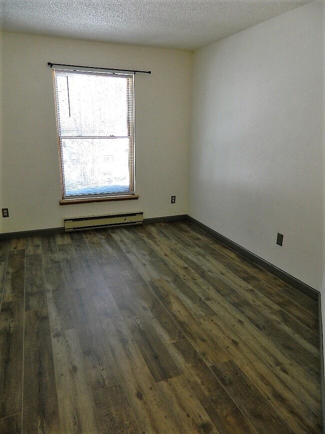 Building Photo - 559 Rainbow Vlg