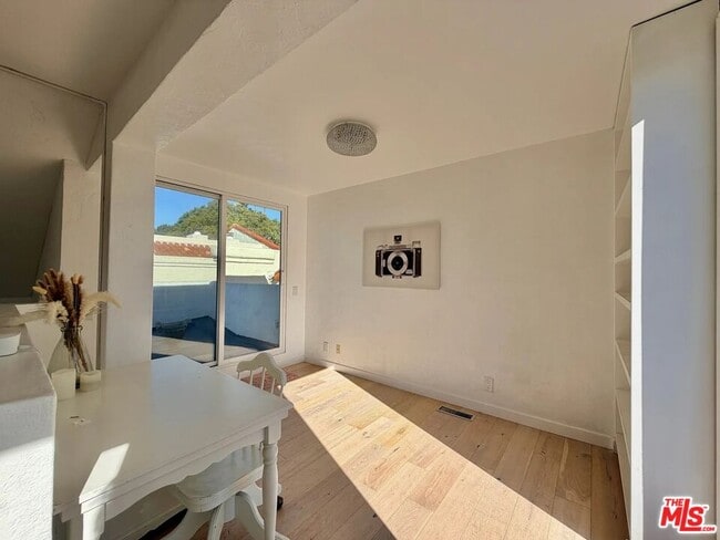 Building Photo - 1123 Flores St