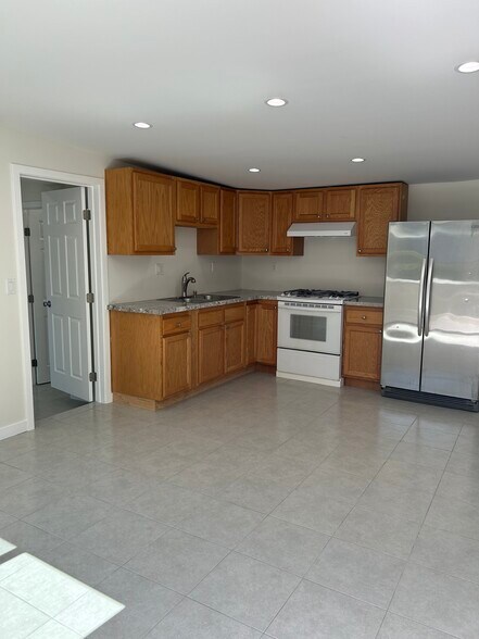 Kitchen - 1015 W 17th St