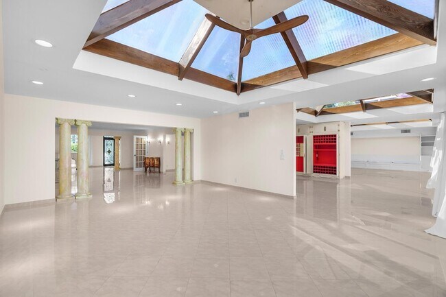 Building Photo - 2100 Cocoanut Rd