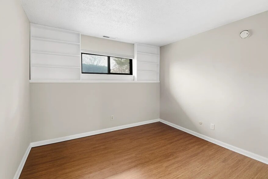 Building Photo - 2103 Melrose Dr