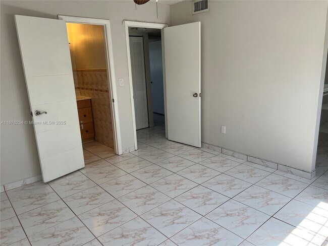 Building Photo - 10 NW 87th Ave