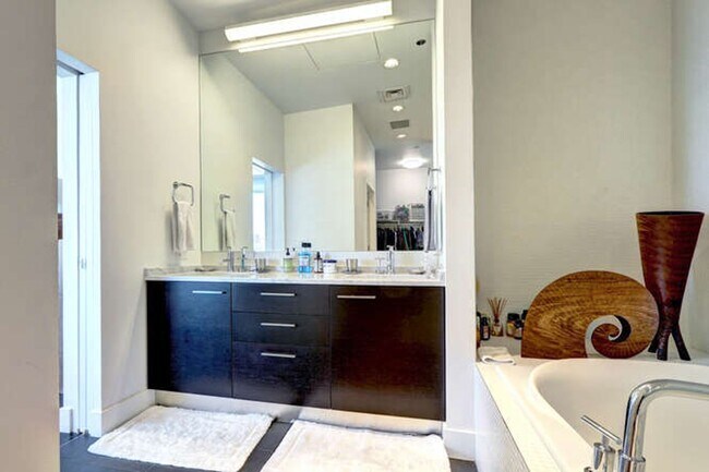 Building Photo - Denver Art Museum Penthouse Available NOW!!