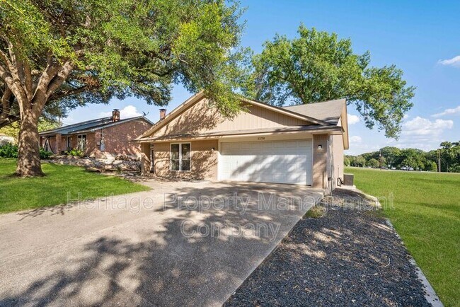 Building Photo - 1174 Mooncrest Dr