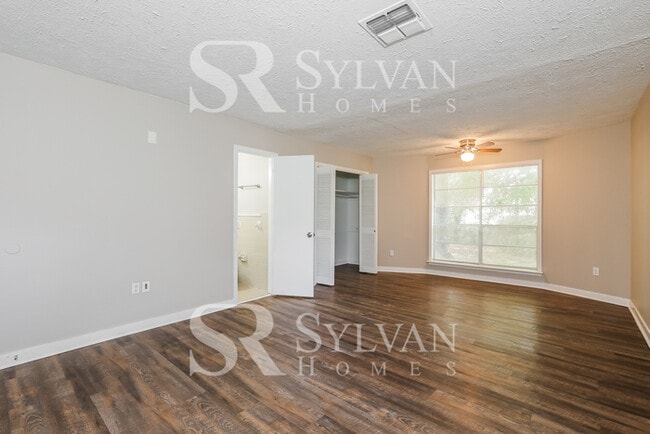 Building Photo - The living is easy in this 3 bedroom, 2 ba...