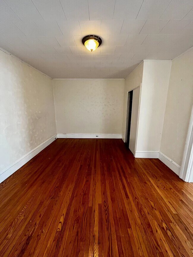 Building Photo - 1745 Sanderson Ave