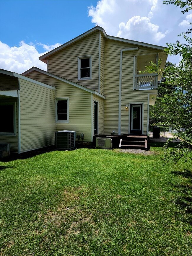 Building Photo - 607 New River Dr